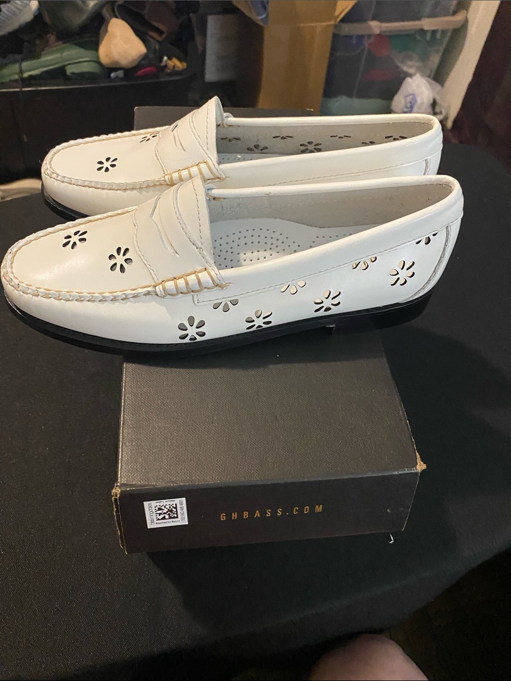 NWT IN BOX G.H. BASS WEEJUNS WO SIZE 6.5 WHITE WHITNEY CUTOUT FLOWER LOAFERS - Picture 11 of 11
